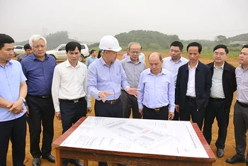 Đồng chí Bùi Đức Hinh (thứ năm từ phải sang) chỉ đạo thực hiện Dự án Nhà máy Dệt kim tại xã Thanh Hối, huyện Tân Lạc, tỉnh Hòa Bình. (Ảnh LÊ CHUNG) 