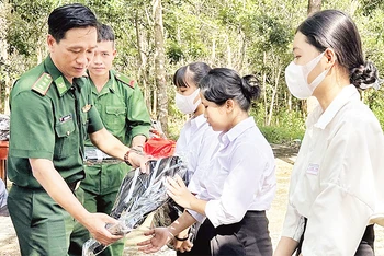 Bộ đội Biên phòng tỉnh Bình Phước "tiếp sức" cho học sinh là con em đồng bào dân tộc thiểu số đến trường. 