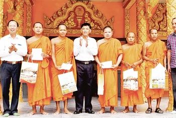 Lãnh đạo tỉnh Sóc Trăng thăm, chúc lễ Sen Dolta đại diện 5 điểm chùa ở huyện Long Phú. (Ảnh NGUYỄN PHONG)