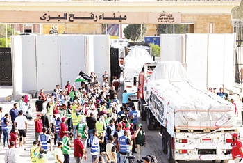 Hàng viện trợ được đưa vào Gaza qua cửa khẩu Rafah. (Ảnh REUTERS)