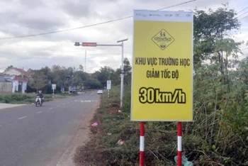 Biển báo giới hạn tốc độ cho phương tiện trước cổng trường học tại thành phố Pleiku (Gia Lai).