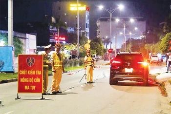 Cảnh sát giao thông Công an tỉnh Quảng Ninh lập chốt kiểm tra và xử lý các vi phạm về nồng độ cồn.