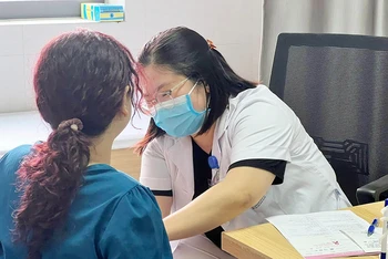 Khám sàng lọc ung thư vú cho người dân tại Bệnh viện Ung bướu Hà Nội. (Ảnh VŨ HƯƠNG)