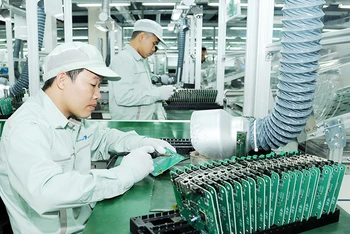 Sản xuất và lắp ráp linh kiện điện tử tại Công ty cổ phần Công nghệ công nghiệp Bưu chính viễn thông Việt Nam, Khu công nghệ cao Hòa Lạc, Hà Nội. (Ảnh TRẦN AN)
