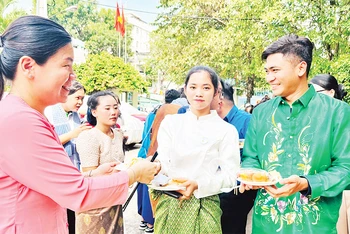 Sinh viên quốc tế thích thú trải nghiệm ẩm thực Việt Nam tại ngày hội.