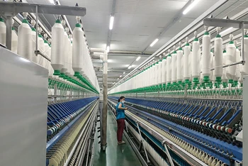 Sản xuất sợi tại Tổng công ty cổ phần Dệt may Hà Nội.
