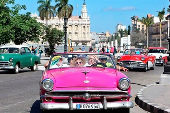 Khách du lịch tại thủ đô La Habana, Cuba. (Ảnh CARIBBEAN NEWS DIGITAL)
