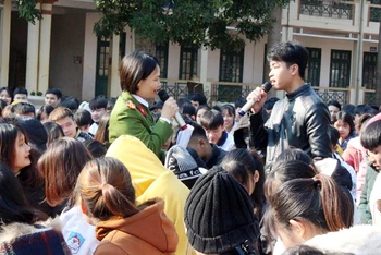 Cán bộ Phòng Cảnh sát hình sự (Công an tỉnh Hòa Bình) phổ biến phòng, chống vi phạm pháp luật trong thanh thiếu niên tại Trường THPT Thạch Yên, huyện Cao Phong.