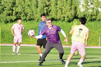 Huấn luyện viên Philippe Troussier trong buổi tập của đội tuyển Việt Nam tại Qatar. 