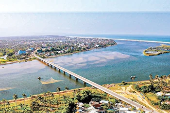 Cầu mới nối đôi bờ Hoài Hương-Hoài Hải-Hoài Mỹ nơi hạ nguồn sông Lại Giang. (Ảnh: NGUYỄN NGỌC TUẤN)