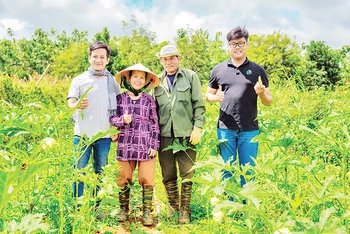 Để HUB hoạt động hiệu quả, thật sự giải quyết được các vấn đề của nhà nông, Nguyễn Thiên Lý (áo đen) thường xuyên có các chuyến đi thực địa. (Ảnh: NVCC) 