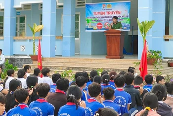 Đại úy Phan Chí Linh tại buổi tuyên truyền các chủ trương, đường lối, chính sách của Đảng, pháp luật của Nhà nước cho học sinh.