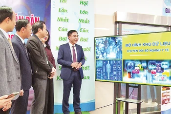 Giám đốc Sở Y tế tỉnh Vĩnh Phúc Lê Hồng Trung (thứ nhất, từ phải sang) kiểm tra tiến độ triển khai Kho dữ liệu y tế.
