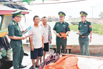 Lực lượng Bộ đội Biên phòng tỉnh Thái Bình tuyên truyền hoạt động trên biển đúng pháp luật cho ngư dân.