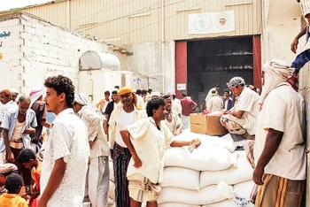 Người dân Yemen nhận lương thực cứu trợ.