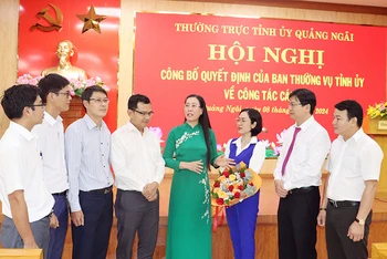 Lãnh đạo Tỉnh ủy Quảng Ngãi cùng các cán bộ trẻ ở tỉnh về xã công tác.