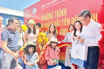Lãnh đạo tỉnh Bình Thuận lì xì cho du khách "xông đất" Bình Thuận vào mồng 1 Tết Giáp Thìn 2024 tại ga Phan Thiết.