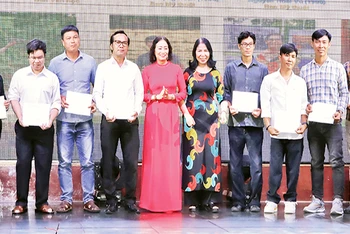 Trao thẻ kết nạp hội viên Hội Văn học Nghệ thuật Đồng Nai năm 2024.