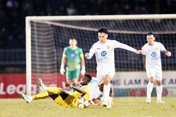 Thép Xanh Nam Định (áo trắng) thắng Sông Lam Nghệ An 1-0 ngay trên sân Vinh. (Ảnh TXNĐ FC) 