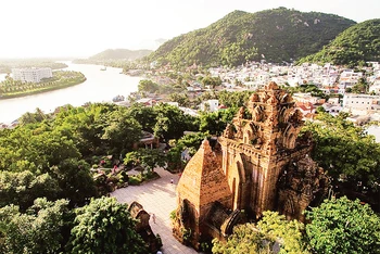 Tháp Bà Ponagar tọa lạc trên đồi Cù Lao, thuộc phường Vĩnh Phước, thành phố Nha Trang.