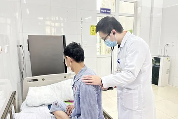 Khám và điều trị cho người mắc bệnh lao tại Bệnh viện Phổi trung ương.