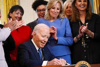 Tổng thống Mỹ Joe Biden ký sắc lệnh thúc đẩy nghiên cứu về sức khỏe phụ nữ. (Ảnh GETTY IMAGES)