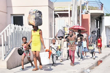 Người dân Haiti rời bỏ nhà cửa để tránh bạo lực. (Ảnh REUTERS)