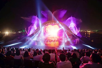 Show diễn "Nụ hôn của biển cả" tại thị trấn Hoàng Hôn (Phú Quốc, Kiên Giang) là một trong những sản phẩm du lịch hấp dẫn du khách. (Ảnh HOÀNG TRUNG) 