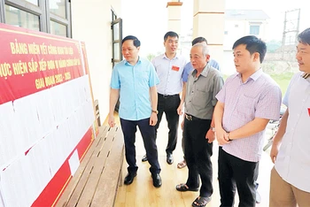Lãnh đạo huyện Đông Hưng kiểm tra công tác sáp nhập đơn vị hành chính tại xã Phong Châu. 
