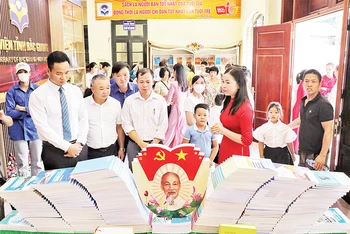 Độc giả tham quan mô hình trưng bày sách tại Thư viện tỉnh Bắc Giang.