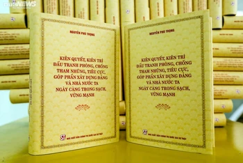 Cuốn sách “Kiên quyết, kiên trì đấu tranh phòng, chống tham nhũng, tiêu cực, góp phần xây dựng Đảng và Nhà nước ta ngày càng trong sạch, vững mạnh” của Tổng Bí thư Nguyễn Phú Trọng.