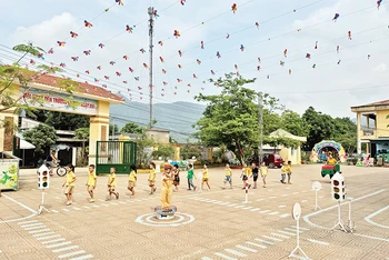 Hoạt động trải nghiệm an toàn giao thông của học sinh Trường mầm non Hợp Đồng (xã Hợp Tiến, huyện Kim Bôi, tỉnh Hòa Bình).