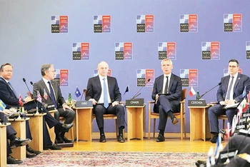 Tổng Thư ký NATO và các bộ trưởng trong cuộc họp ở Praha.