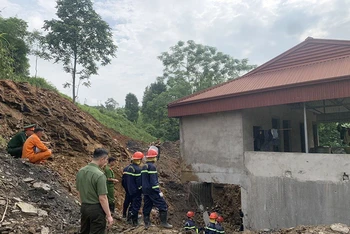 Lực lượng chức năng triển khai công tác cứu nạn, tìm kiếm nạn nhân bị đất, đá vùi lấp ở huyện Ngân Sơn. (Ảnh TUẤN SƠN)