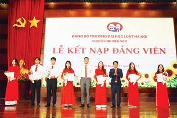 Lễ kết nạp Đảng cho quần chúng ưu tú là sinh viên Trường đại học Luật Hà Nội. (Ảnh XUÂN QUÝ)