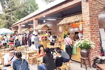 Lễ hội Ẩm thực Hà Nội tại Công viên Thống Nhất (quận Hai Bà Trưng) góp phần quảng bá ẩm thực Thủ đô.