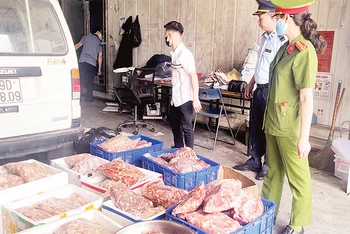 Lực lượng chức năng thành phố Hà Nội kiểm tra một cơ sở kinh doanh thực phẩm đông lạnh tại đường Hoàng Quốc Việt, quận Bắc Từ Liêm.