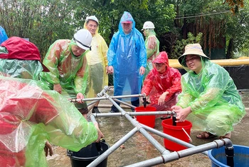 Tập huấn nâng cao năng lực cho Đội ứng phó thiên tai, thảm họa của Trung ương Hội Chữ thập đỏ Việt Nam. (Ảnh LOAN THÚY)