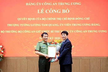 Thường trực Ban Bí thư Lương Cường trao Quyết định của Bộ Chính trị cho Thượng tướng Lương Tam Quang. (Ảnh KHỔNG HÀ)