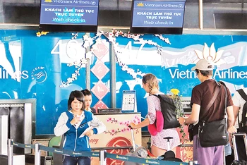 Hành khách làm thủ tục tại Cảng hàng không quốc tế Nội Bài (Hà Nội). (Ảnh NAM TRẦN) 