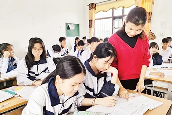 Cô giáo Nguyễn Thị Quỳnh ôn luyện cho các em trong Đội tuyển môn Hóa của Trường THCS thị trấn Bình Liêu.