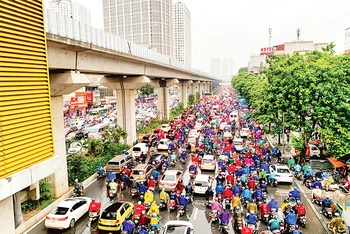 Giao thông ách tắc là vấn đề người dân phải đối mặt hằng ngày do hệ lụy phát sinh của đô thị có tốc độ phát triển nhanh như Hà Nội. (Ảnh ĐĂNG ANH)