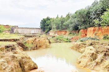 Hạng mục mái xả tràn của hồ Cù Lây, huyện Can Lộc (Hà Tĩnh) bị hư hỏng, xuống cấp nghiêm trọng nhưng chưa có kinh phí sửa chữa.
