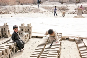 Trẻ em làm việc tại nhà máy gạch ở Kabul, Afghanistan. (Ảnh TÂN HOA XÃ)