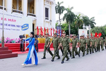 Ra mắt lực lượng bảo đảm an ninh, trật tự ở cơ sở tại thành phố Hà Nội. (Ảnh PHẠM KIÊN)