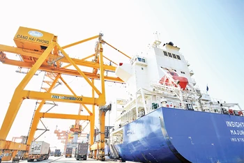 Bốc xếp hàng hóa xuất nhập khẩu tại Cảng Hải Phòng. (Ảnh DUY LINH)