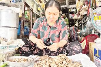 Người dân làm sạch, sơ chế nấm mối.