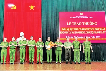 Công an tỉnh Đắk Lắk trao thưởng cho Công an thành phố Buôn Ma Thuột vì có thành tích đột xuất trong công tác phòng chống tội phạm về ma túy.