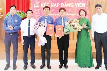 Lãnh đạo Quận ủy Thanh Xuân chúc mừng học sinh được kết nạp Đảng tại Chi bộ Trường THPT Trần Hưng Đạo-Thanh Xuân.