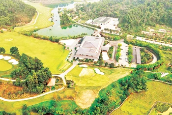 Sân golf Hill Top xây dựng trên đất của Công ty lâm nghiệp Hòa Bình khi chưa cổ phần hóa theo quyết định của Thủ tướng Chính phủ.